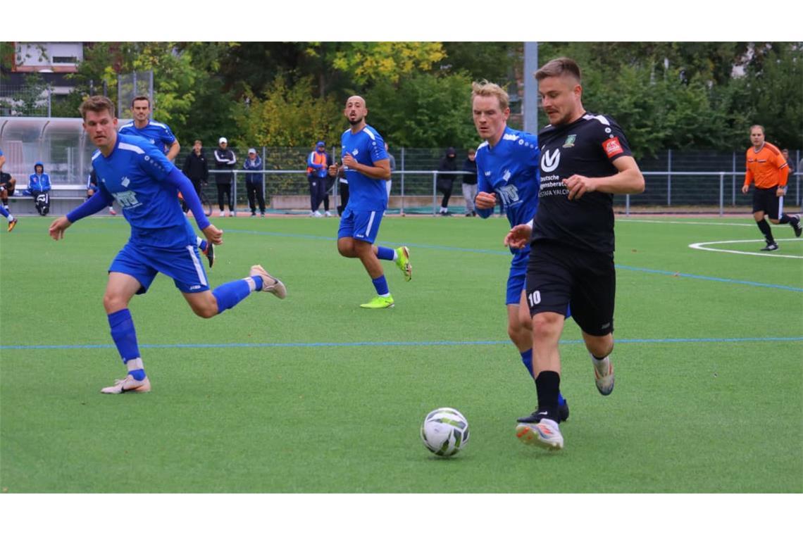 Gegen den FSV Deufringen (in Blau) gelang Radnik Sindelfingen ein 3:1-Heimerfolg.