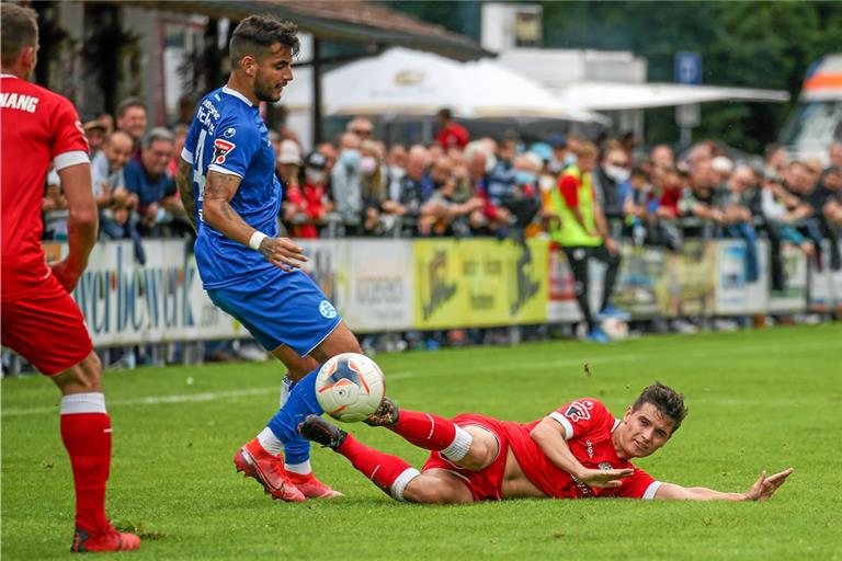 Gegen Dennis Zagaria und die Kickers hart gelandet: Louis Wiesheu und die TSG. Arg lange darf sich die Etzwiesen-Elf mit der ersten Saisonniederlage aber nicht beschäftigen. Heute wartet beim FC Astoria WalldorfII bereits die nächste Herausforderung. Foto: A. Becher