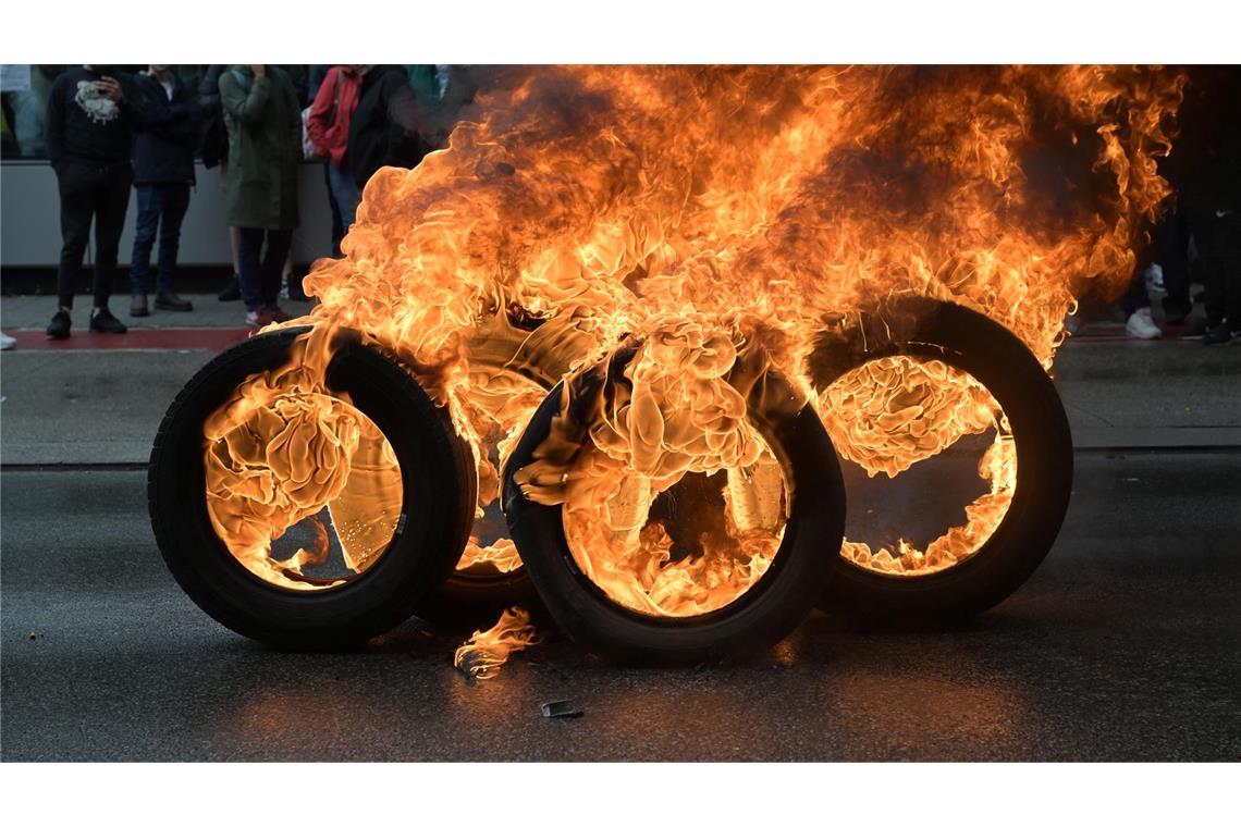 Kein Sozialplan für 3.000 Audi-Beschäftigte in Brüssel Gegen die mögliche Schließung des Werks protestierten Audi-Mitarbeiter Anfang September mit brennenden Reifen. (Archivbild)