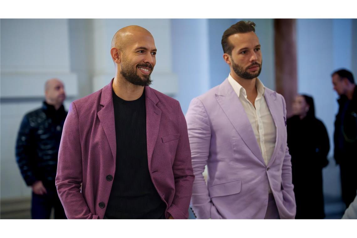 Steuerschulden: Tate-Brüder müssen Millionen Pfund zahlen Gegen die Tate-Brüder Andrew (l.) und Tristan ist in Rumänien eine Ausreisesperre verhängt, solange dort Verfahren gegen sie laufen. (Archivbild)