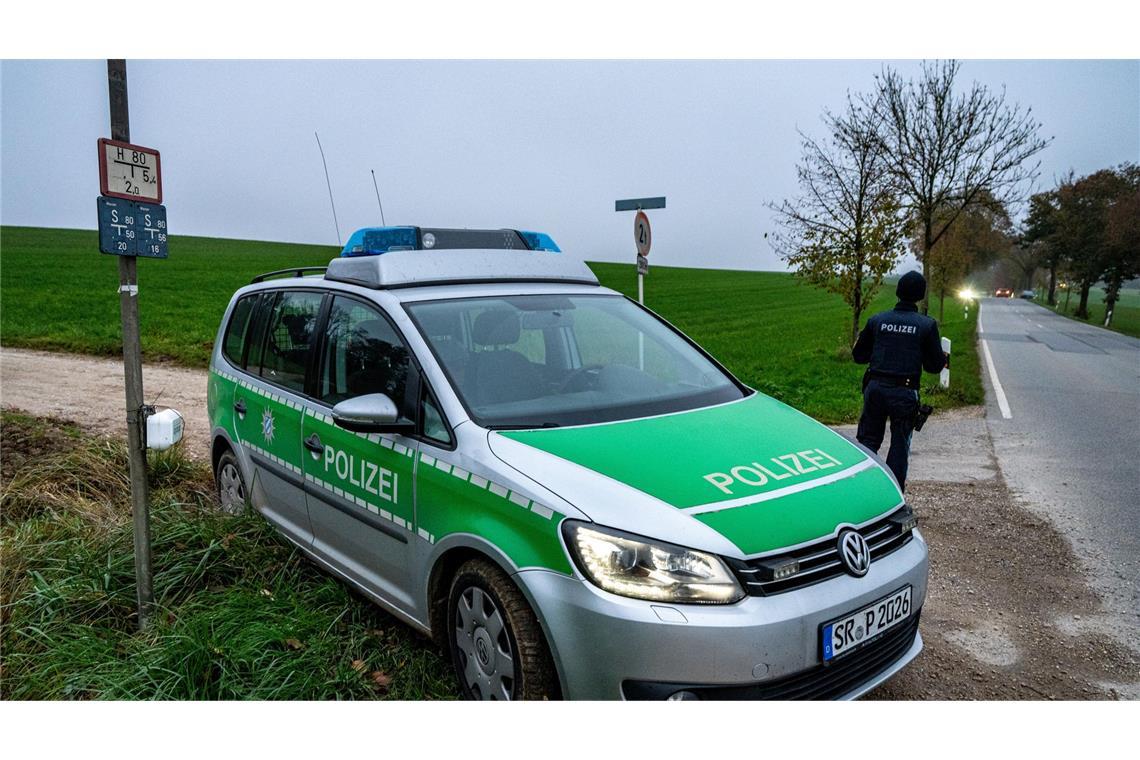 Tatverdächtige Tochter nach Tod von Ehepaar festgenommen Gegen Mittag hatte ein 44 Jahre alter Mann der Polizei mitgeteilt, seine Schwester habe ihn mit einem Messer verletzt.