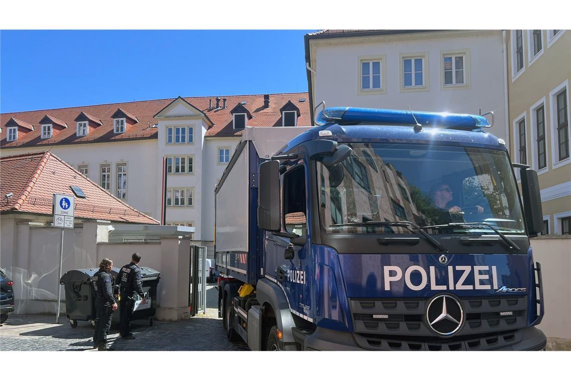 Untreue im Magdeburger Landtag? Fraktionsräume durchsucht Gegen Mittag rückten weitere Ermittler mit einem Lastwagen an.