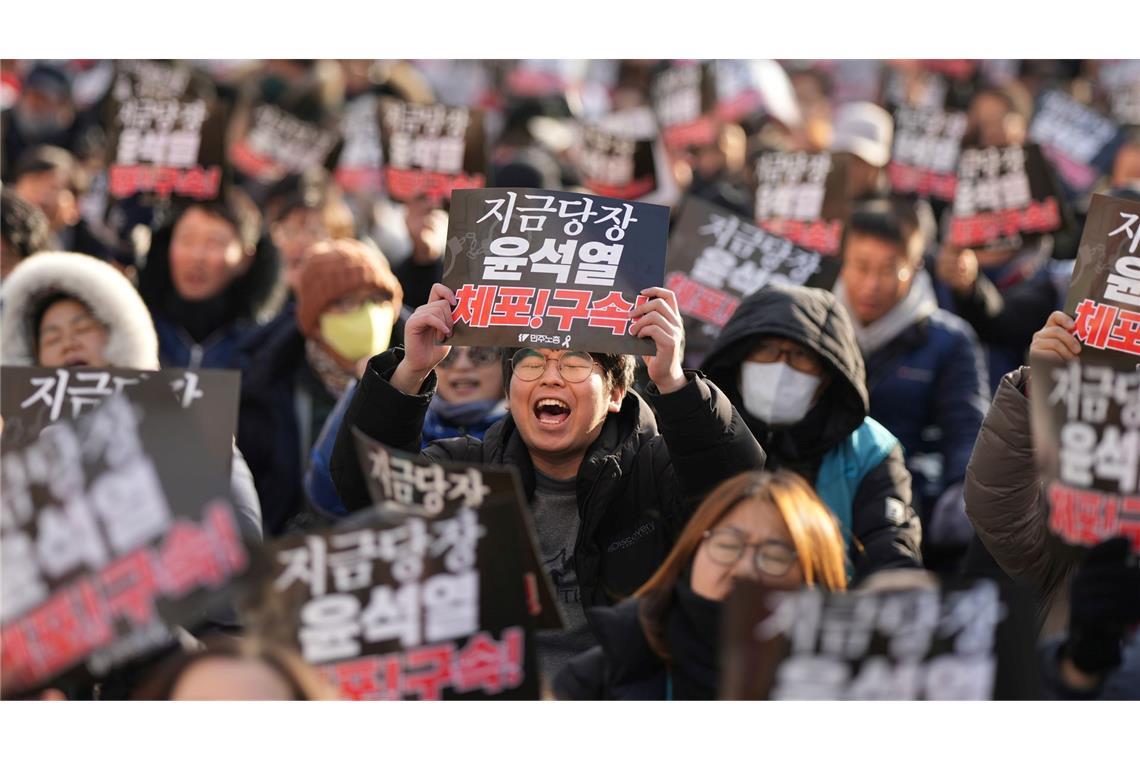 Sicherheitsleute von Südkoreas Präsident verpassen Vorladung Gegner und Anhänger Yoons demonstrieren seit Tagen auf den Straßen.