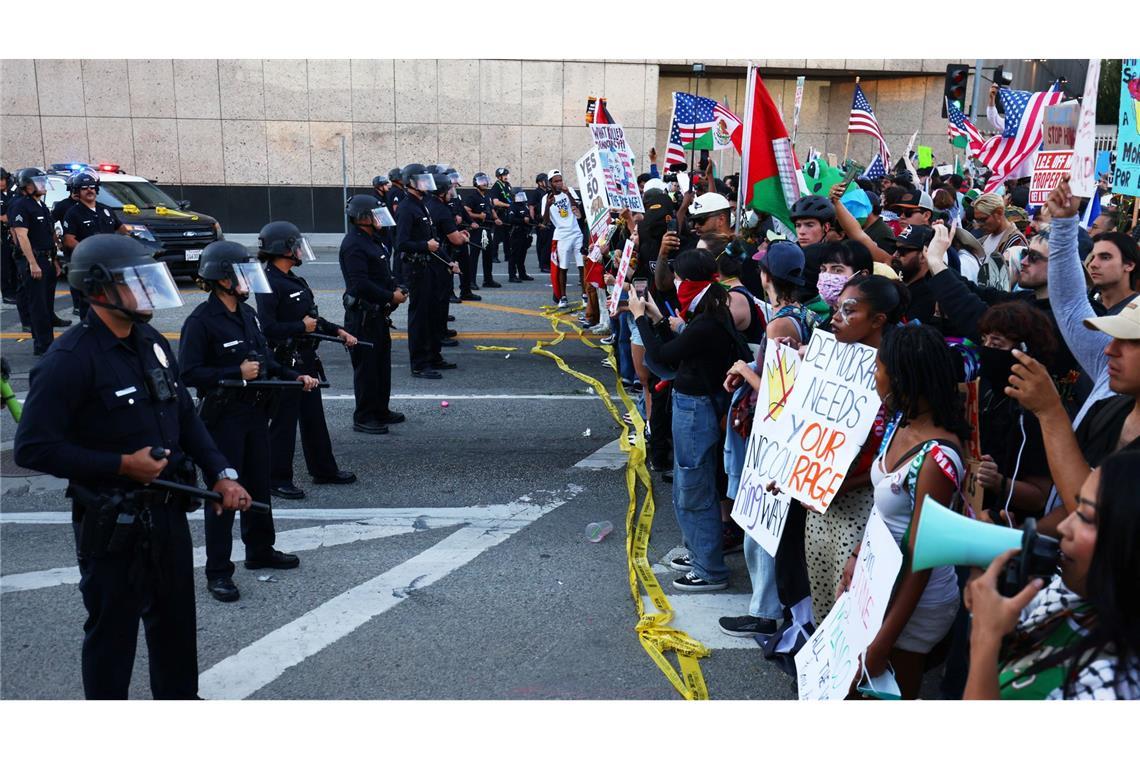 Gegner werfen Trump und seinem Umfeld vor, Dissens pauschal zu delegitimieren und schrittweise einschränken zu wollen.