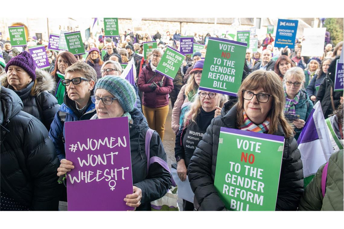 Wann ist eine Frau eine Frau? Anhörung vor oberstem Gericht Gegnerinnen des Gesetzes zur Reform der Geschlechteranerkennung protestieren mit Plakaten vor dem Parlament in Edinburgh.