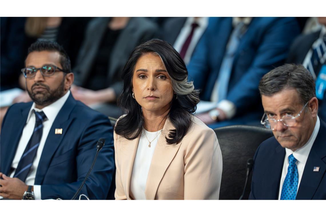 Trumps Regierung wegen Geheimchat-Affäre in Erklärungsnot Geheimdienstkoordinatorin Tulsi Gabbard (M) und CIA-Direktor John Ratcliffe (rechts) mussten sich kritischen Fragen im US-Senat stellen.