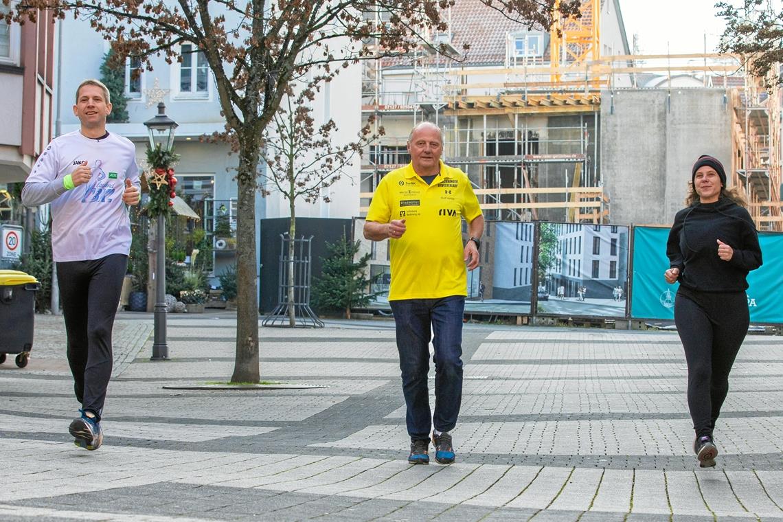 Alleine, zu zweit oder im kleinsten Kreis Gehen mit gutem Beispiel voran und hoffen auf viele Nachahmer: BKZ-Redaktionsleiter Kornelius Fritz, Rolf Hettich vom Organisationsteam und BKZ-Geschäftsführerin Brigitte Janus (von links). Foto: A. Becher