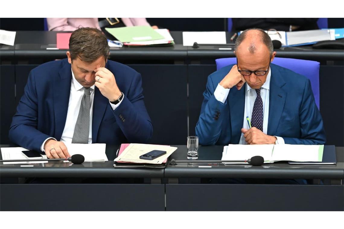 Geht da noch was? Finanzminister Lars Klingbeil (SPD) und Bundeskanzler Friedrich Merz (CDU) gemeinsam im Bundestag.