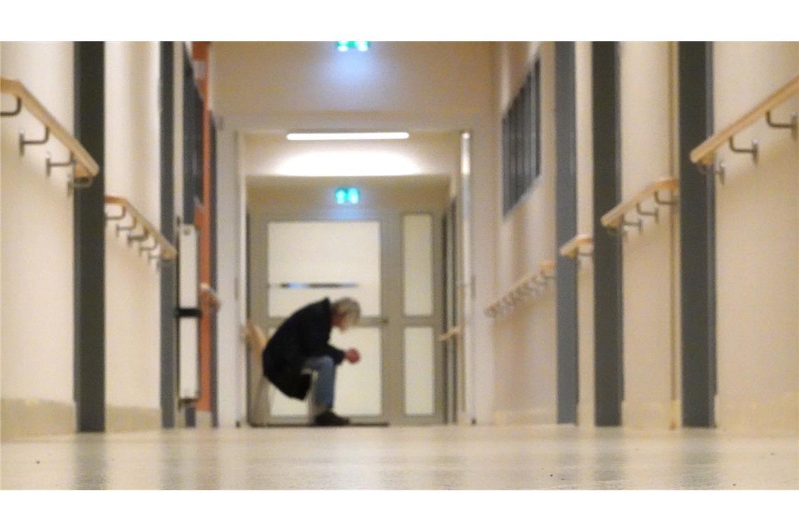 Einfühlsame Worte statt Beruhigungsspritzen Geht es um Einweisungen gegen den Willen der Patientinnen und Patienten in ein Krankenhaus, gibt es keine Unterschiede zwischen Ärztinnen und Ärzten (Symbolfoto).