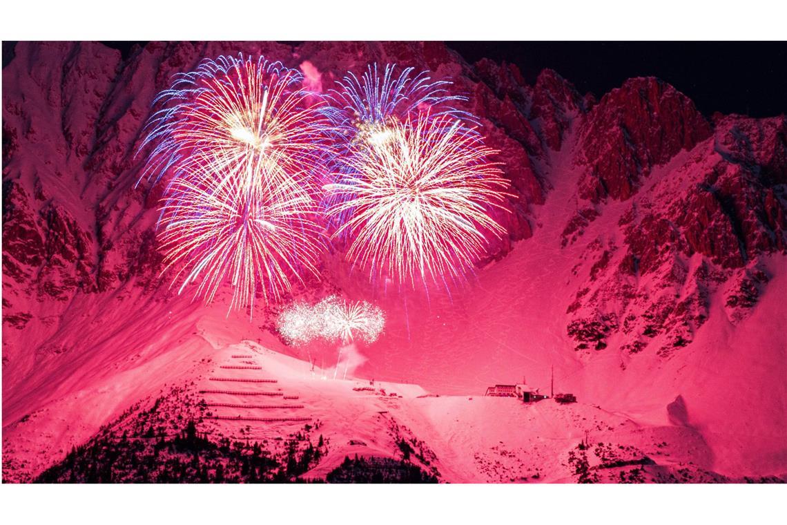 Geht’s noch farbenprächtiger? Wohl Kaum! Silvesterfeuerwerk auf der Seegrube bei Innsbruck in Tirol (Archivbild).