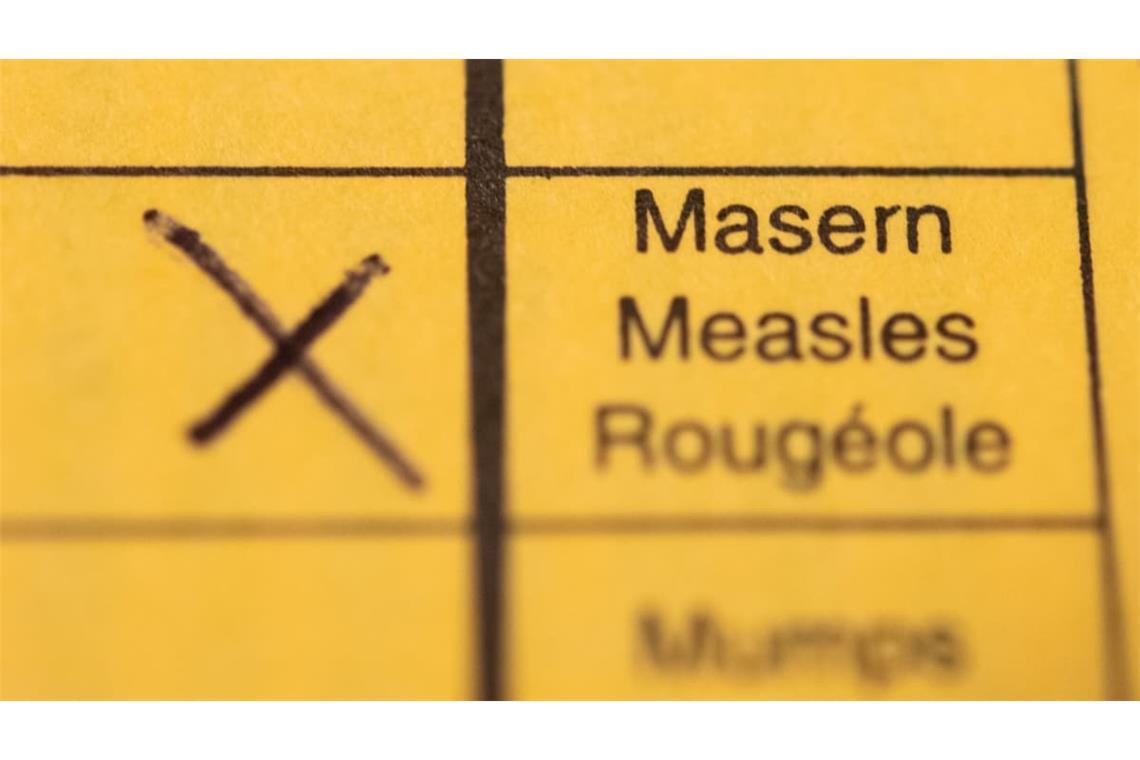 Geimpft: Ein Impfpass mit einem Kreuz bei der Masern-Impfung.
