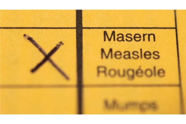 Geimpft: Ein Impfpass mit einem Kreuz bei der Masern-Impfung.