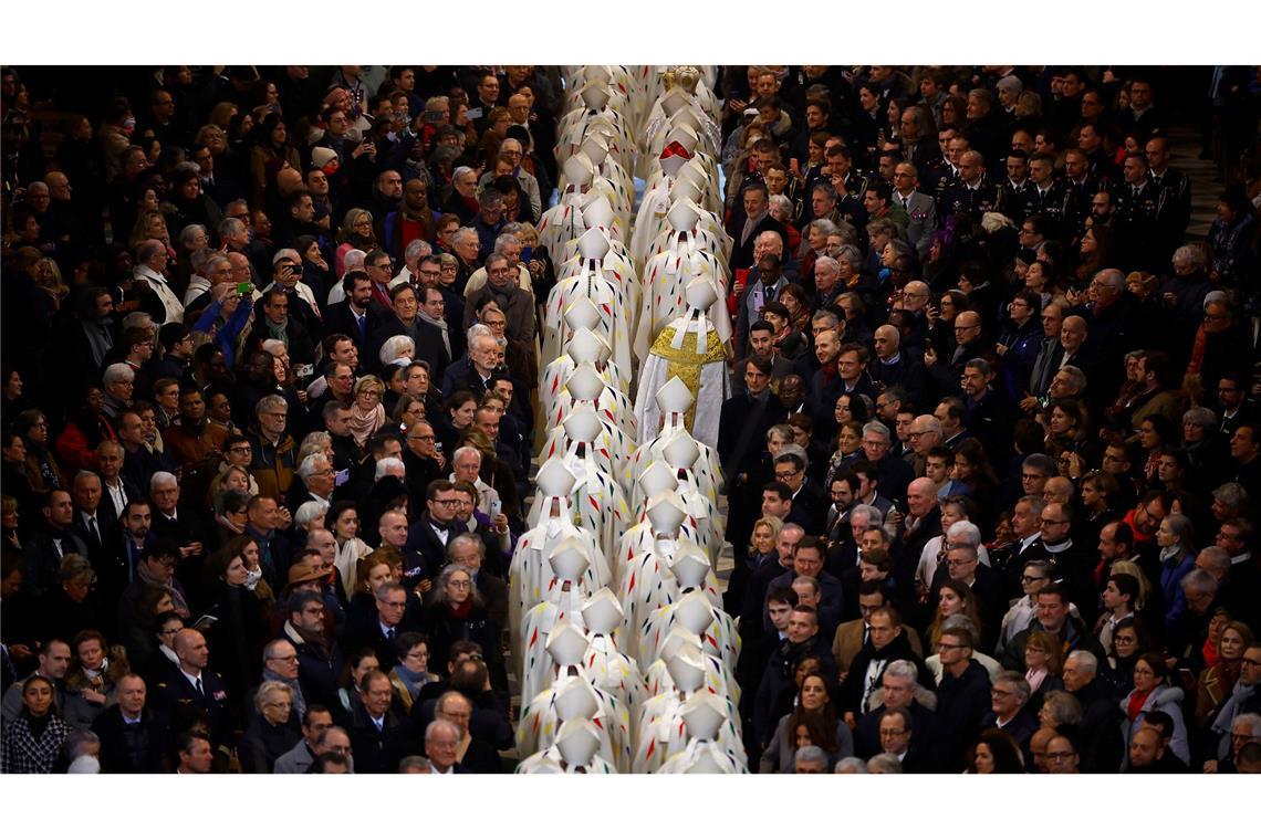 Bilder des Tages Geistliche verlassen die Kathedrale Notre-Dame nach dem Eröffnungsgottesdienst