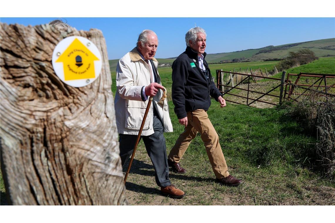 Gekleidet in Anzug und braunen Schuhen, wanderte der König gut zwei Kilometer an der Küste entlang.