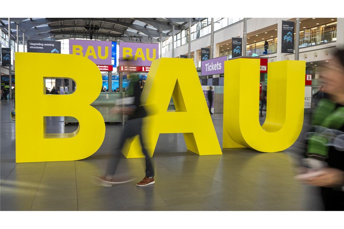 Auch im Südwesten besitzen immer weniger ihre eigenen vier Wände Gelbe Buchstaben stehen am Eingang der Messe „Bau 2025“.