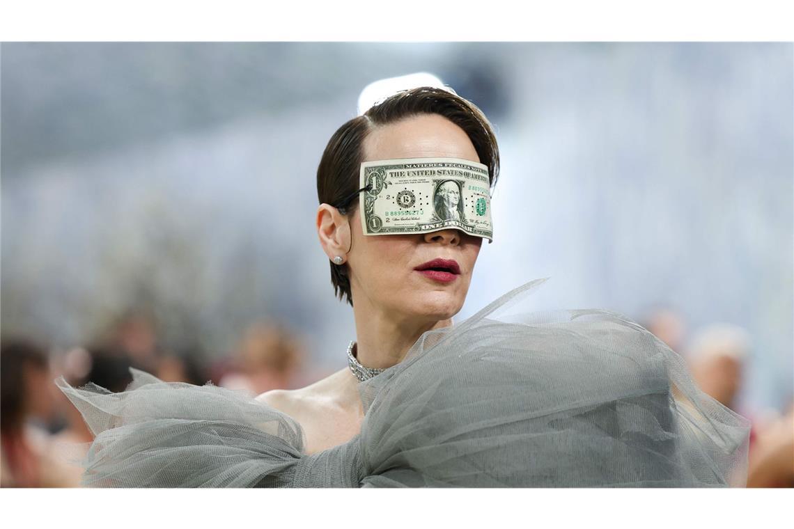 Geld regiert die Welt? Die Schauspielerin Sarah Paulson kombinierte zu einer ausladenden grauen Tüllrobe eine Dollar-Maske.