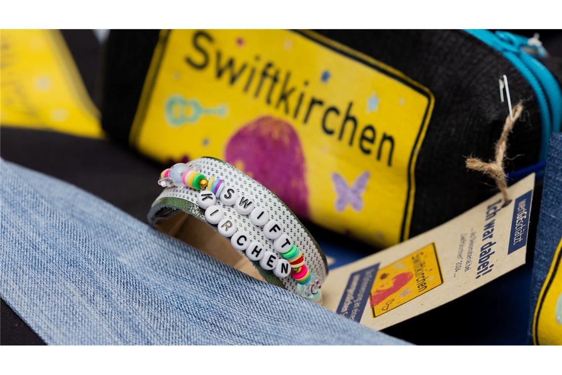 Bilder des Tages Gelsenkirchen: nach Swift-Konzert werden aus Dekomaterial Taschen und Beutel