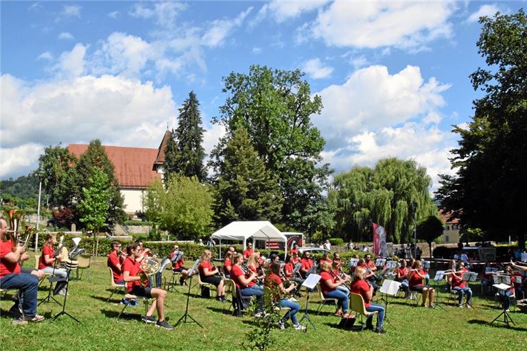 Gelungener erster Auftritt mit den Musikern des Blasorchesters im Stadtgarten nach den kleineren Balkonkonzerten. Foto: E. Klaper