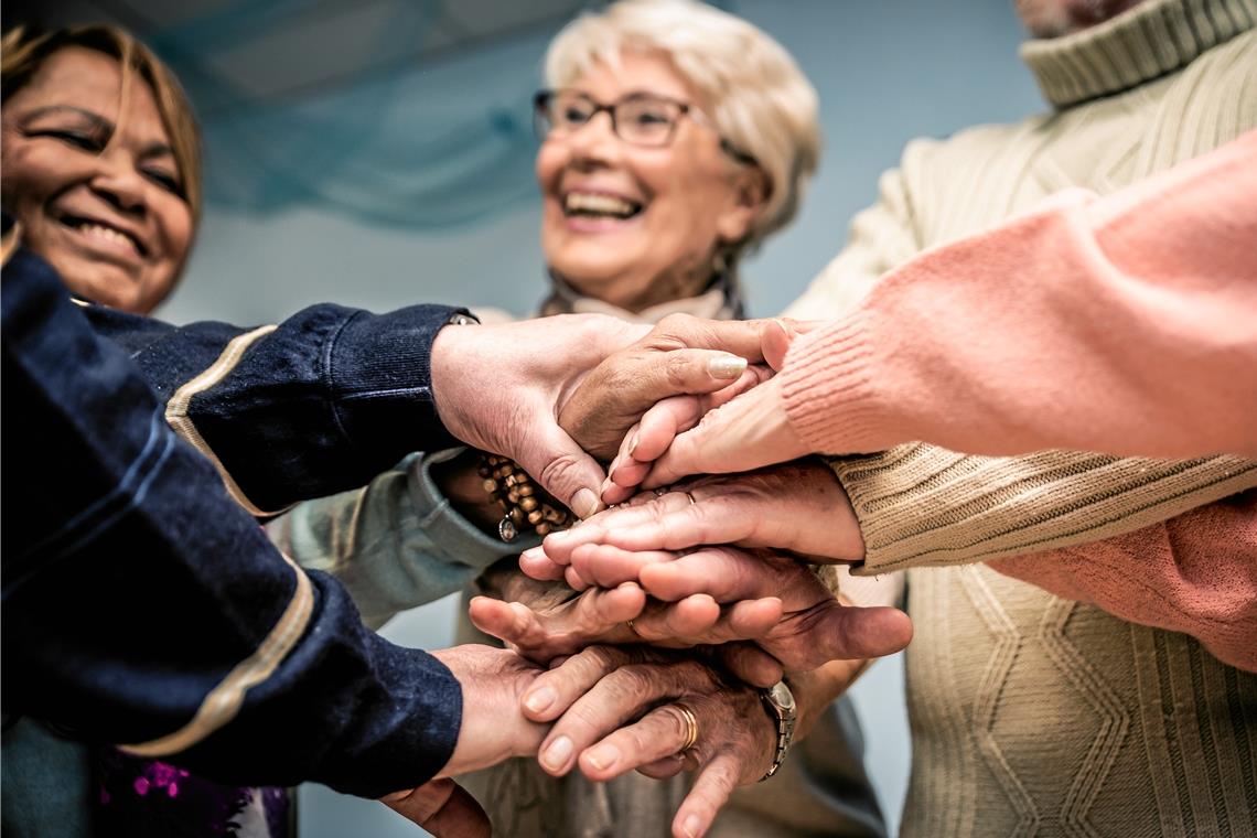 Ideen für eine älter werdende Gesellschaft „Gemeinsam Lust auf Leben“ ist ein generationsübergreifendes Pilotprojekt mit dem Ziel, älter werdende Menschen so lange wie möglich am Alltag teilhaben zu lassen. Ein bürgerschaftliches Engagement soll dabei als Geben und Nehmen verstanden werden. Foto: Adobe Stock/oneinchpunch