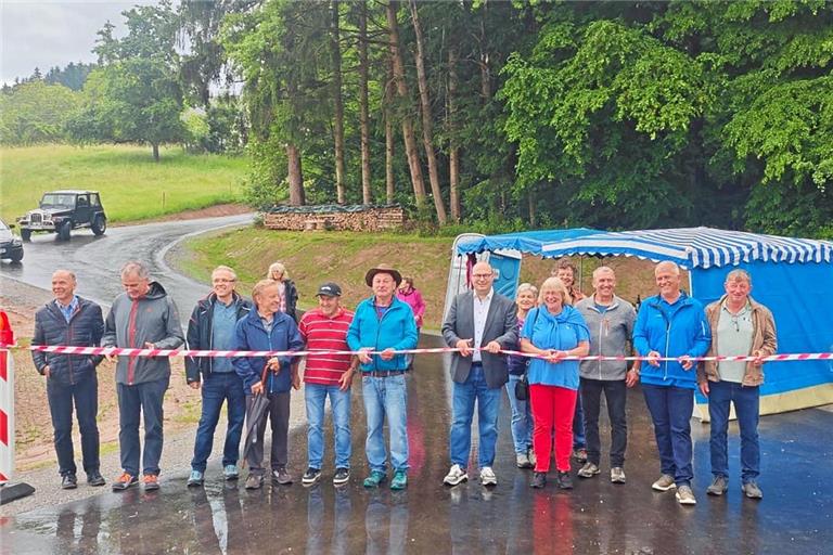 Gemeinsam mit den Anwohnern, dem Planungsbüro, Bürgermeister Armin Mößner und den Mitgliedern des Gemeinderats wurde symbolisch ein Band durchgeschnitten. Foto: privat