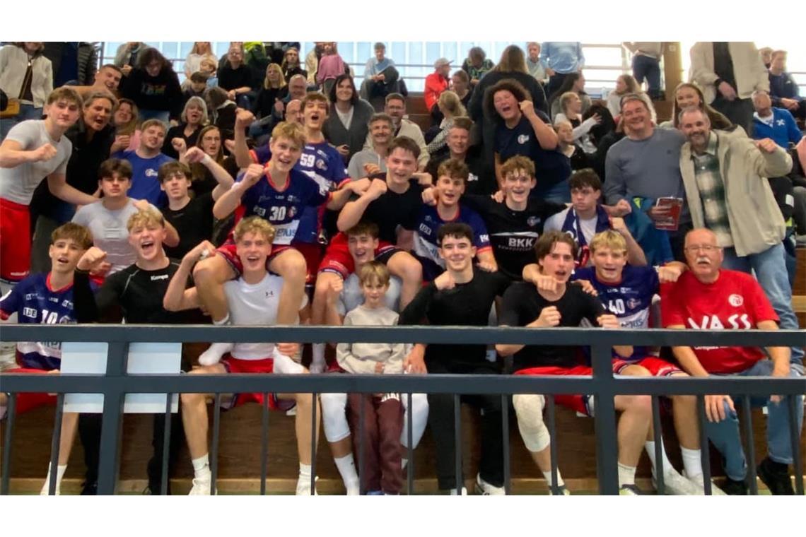Gemeinsam mit den Zuschauern bejubeln die B-Jugendhandballer der JANO Filder ihren deutlichen 36:26-Auswärtssieg beim TSV München-Allach.