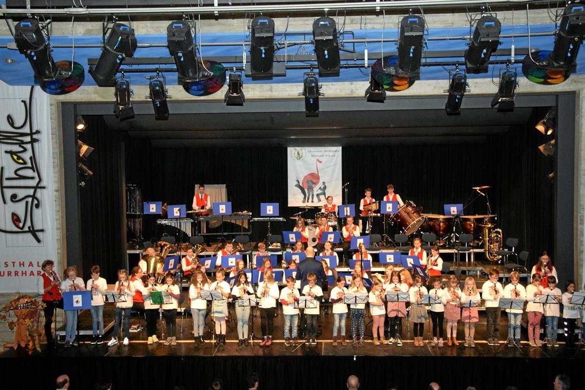 Voller Energie und Experimentierfreude Gemeinsam mit der Jugendstadtkapelle haben 30 Blockflötenschülerinnen und -schüler, die teils Naemi Leupert in der vereinseigenen Jugendmusikschule, teils Andrea Eitel im Rahmen der Kooperation mit der Hörschbachschule unterrichtet, beim Konzert ihren Auftritt. Foto: Elisabeth Klaper