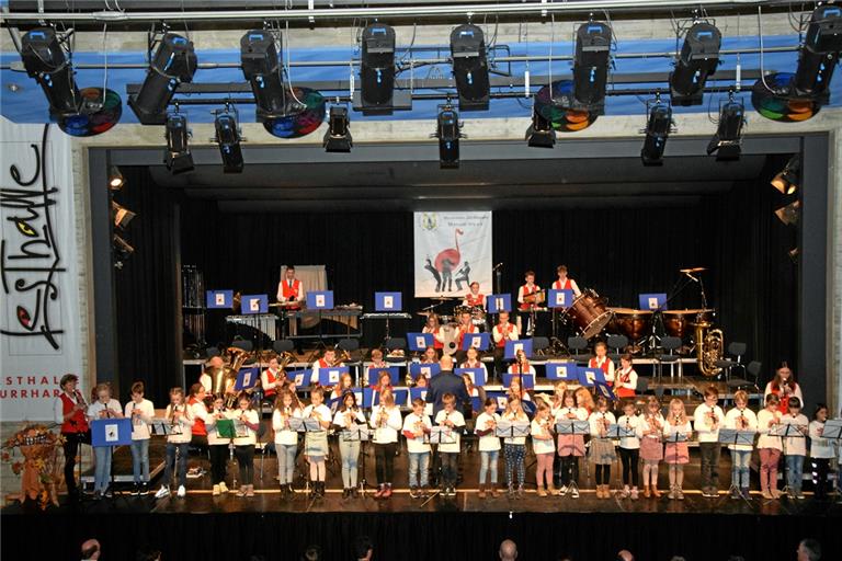 Gemeinsam mit der Jugendstadtkapelle haben 30 Blockflötenschülerinnen und -schüler, die teils Naemi Leupert in der vereinseigenen Jugendmusikschule, teils Andrea Eitel im Rahmen der Kooperation mit der Hörschbachschule unterrichtet, beim Konzert ihren Auftritt. Foto: Elisabeth Klaper