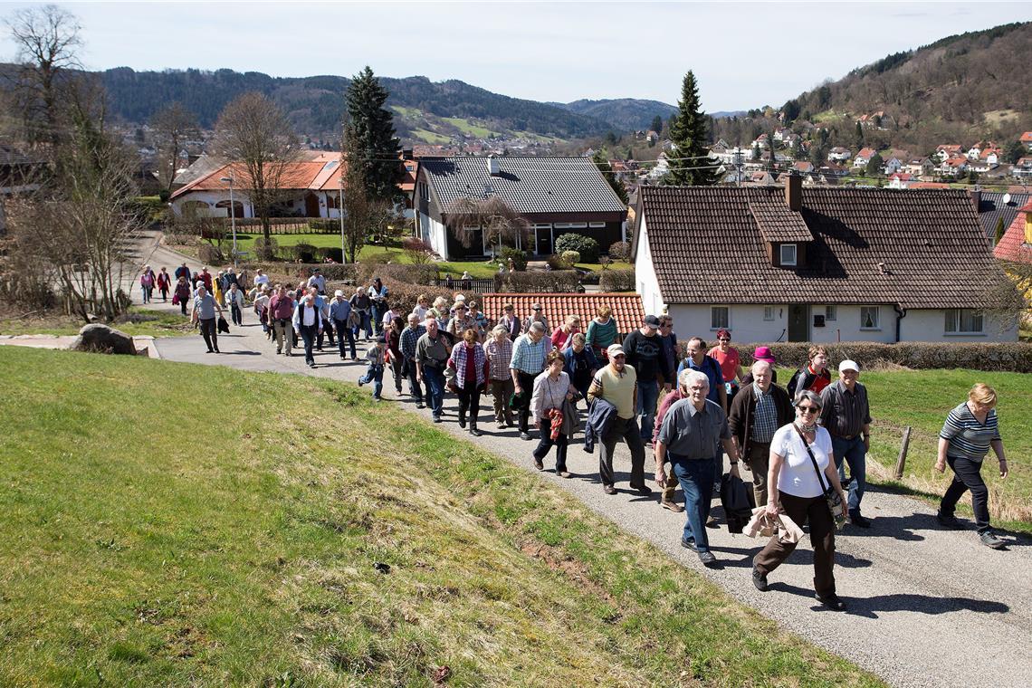 Gemeinsam unterwegs zu sein, sich dabei auszutauschen und kennenzulernen, ist für Mitglieder immer noch ein zentrales Motiv. Aber viele gehören mittlerweile zu den älteren Semestern. Die Aufnahme zeigt die Teilnehmerinnen und Teilnehmer des Eugen-Nägele-Gedächtnisspaziergangs in Murrhardt anlässlich des 125-jährigen Bestehens der Ortsgruppe im Jahr 2019. Foto: Jörg Fiedler