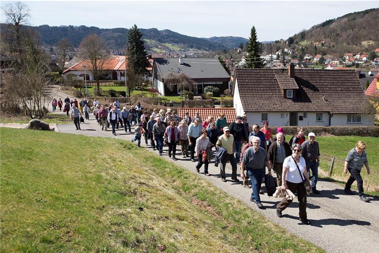 Gemeinsam unterwegs zu sein, sich dabei auszutauschen und kennenzulernen, ist für Mitglieder immer noch ein zentrales Motiv. Aber viele gehören mittlerweile zu den älteren Semestern. Die Aufnahme zeigt die Teilnehmerinnen und Teilnehmer des Eugen-Nägele-Gedächtnisspaziergangs in Murrhardt anlässlich des 125-jährigen Bestehens der Ortsgruppe im Jahr 2019. Foto: Jörg Fiedler