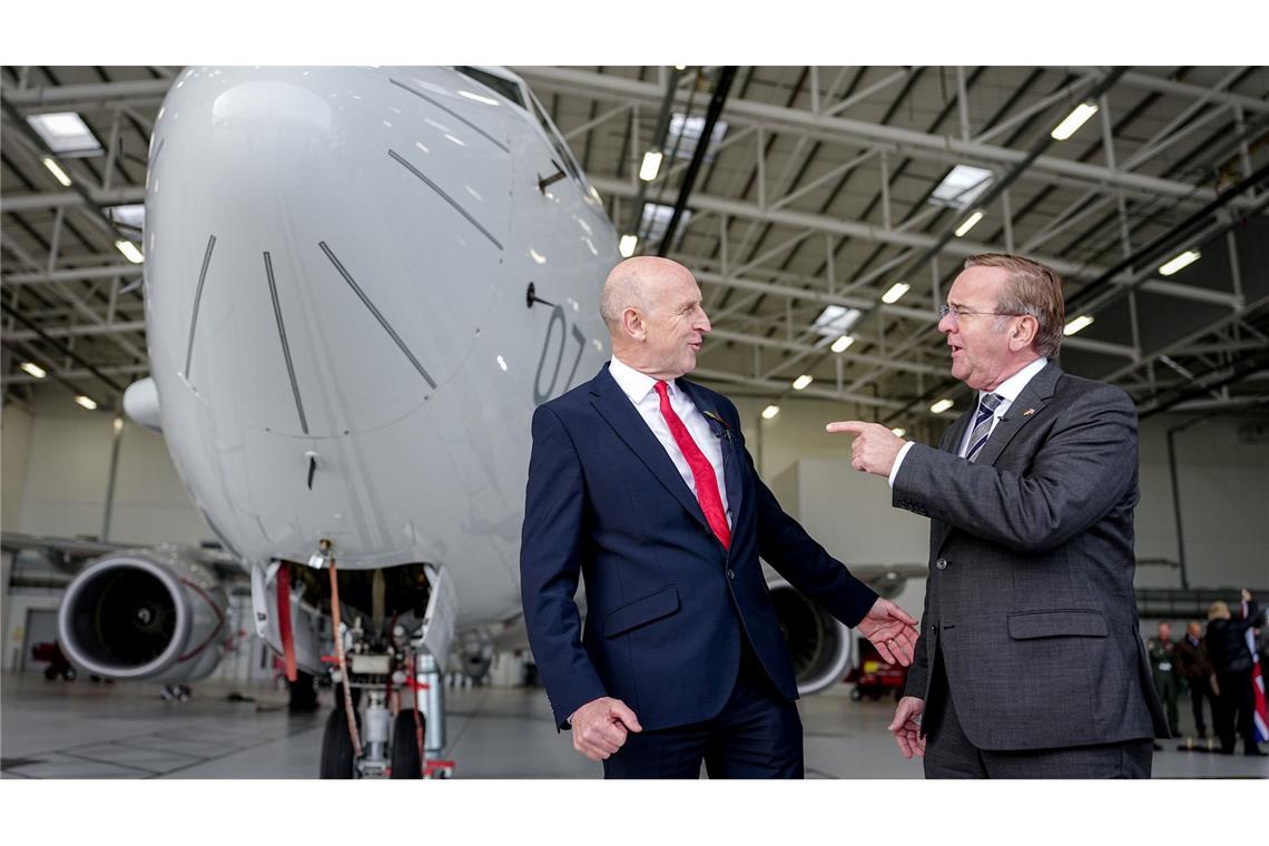 Bilder des Tages Gemeinsame Sicherheit: Pistorius und Healey auf der Royal Airbase in Lossiemouth