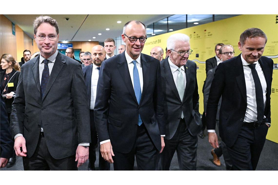Gemeinsames Ziel: Mercedes-Chef Ola Källenius, Kanzler Friedrich Merz, Ministerpräsident Winfried Kretschmann und Porsche-Chef Oliver Blume (von links).