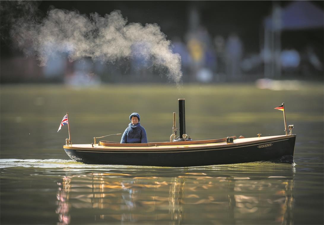 Gemütlich tuckert das Modellboot zwischen den Rennen über das Wasser des Fornsbacher Waldsees. Foto: A. Becher