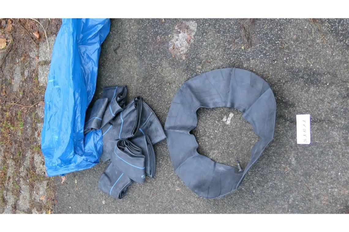 13 Festnahmen – Polizei gelingt Schlag gegen Schlauchboot-Mafia Genauso wie jede Menge billiges Zubehör für Boote.