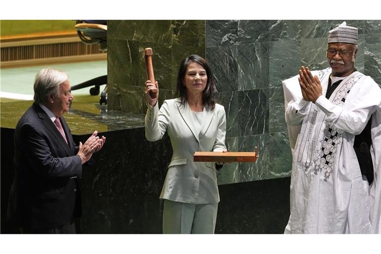 Generalsekretär António Guterres (l) und der ehemalige Präsident der Generalversammlung Philemon Yang schauen zu, wie Annalena Baerbock den Hammer hochhält, nachdem sie als Präsidentin der 80. Sitzung der Generalversammlung der Vereinten Nationen im Hauptquartier der Vereinten Nationen vereidigt wurde.