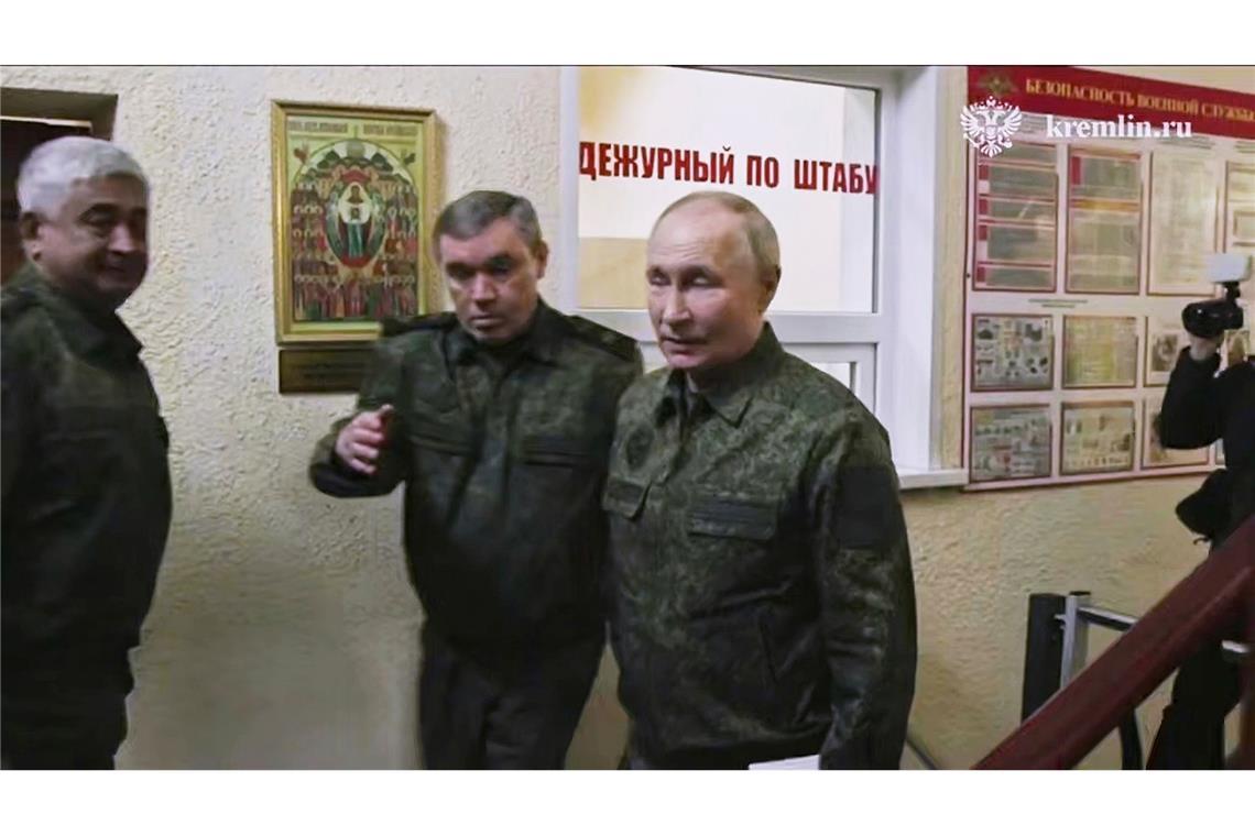 Putin in Kursk: Letzte Ukrainer sollen vertrieben werden Generalstabschef Gerassimow berichtet seinem Oberbefehlshaber, dass die letzten ukrainischen Truppen im Gebiet Kursk eingekesselt seien.