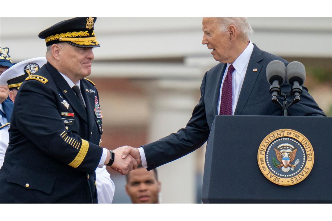 Was Trumps Ausstieg aus dem Pariser Klimaabkommen bedeutet Generalstabschef Mark Milley mit US-Präsident Joe Biden. (Archivbild)