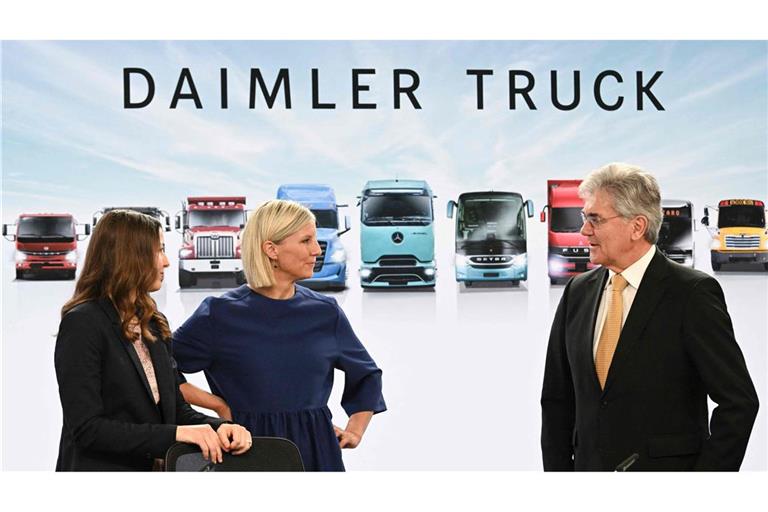 Generationswechsel: Die Daimler-Truck Vorstandsvorsitzende Karin Radström (Mitte) und  die Finanzchefin Eva Scherer im Gespräch mit Aufsichtsratsboss Joe Kaeser.