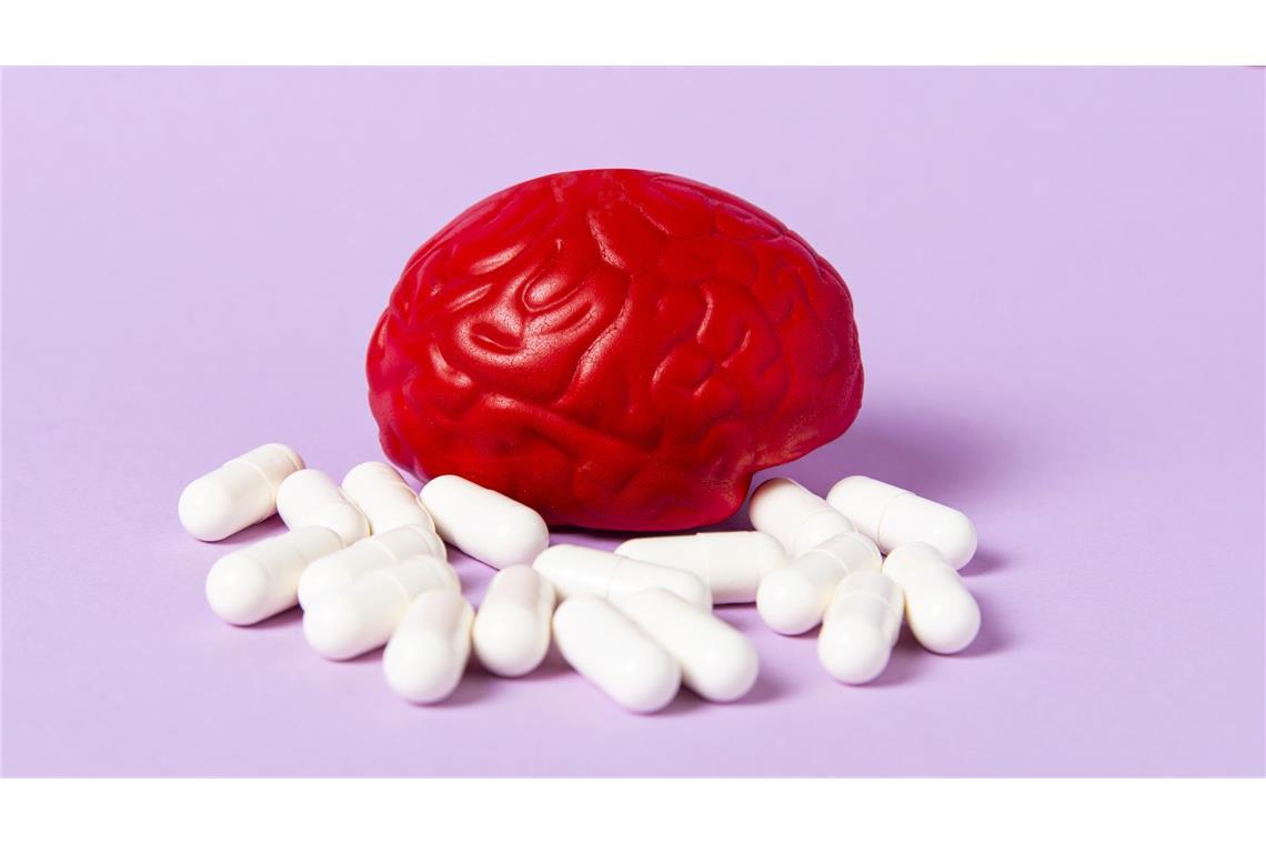 Beschleunigen Antidepressiva das Fortschreiten von Demenz? Generell hängen Depression und Demenz durchaus eng zusammen: Ein großer Teil der Demenzerkrankten zeigt Symptome, wie sie auch für eine Depression typisch sind.
