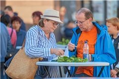Genussvoll durchprobieren – hieß es beim „Street Food im Städtle“. Fotos: Stefan Bossow