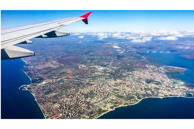 Geologisches Pulverfass: Luftaufnahme aus einem Flugzeug, das über Istanbul und das Marmarameer fliegt.