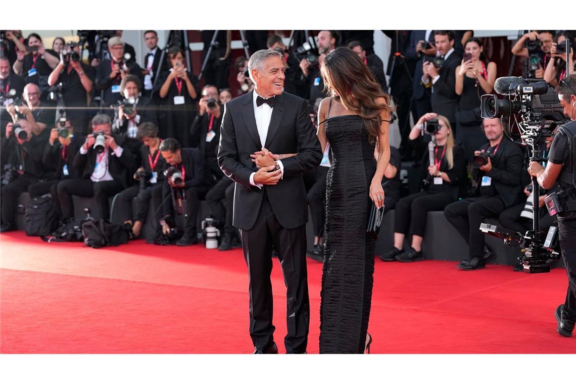 George Clooney und Amal Clooney posieren bei der Eröffnungsfeier auf dem roten Teppich bei der 83. Ausgabe der Filmfestspiele von Venedig für die Fotografen. (zu dpa: «Clooney verzaubert Venedig - Filmfestspiele eröffnet»)