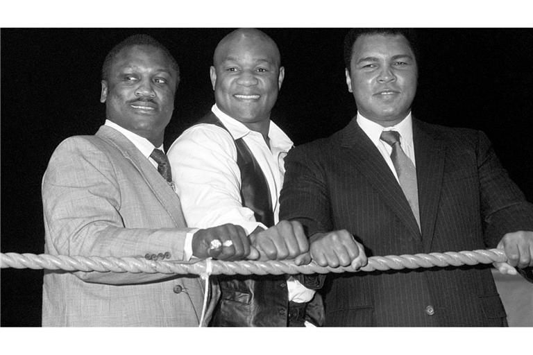 George Foreman zwischen Frazier und Ali.