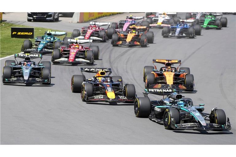 George Russell behauptet sich am Start vor Max Verstappen.