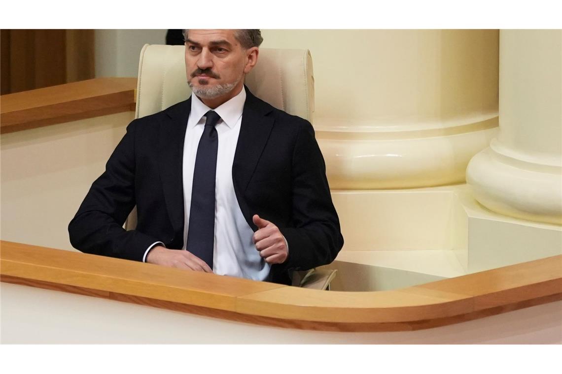 Trotz Protesten: Neuer Präsident in Georgien gewählt Georgien hat mit dem Ex-Fußballer Michail Kawelaschwili trotz Straßenprotesten einen neuen Präsidenten.