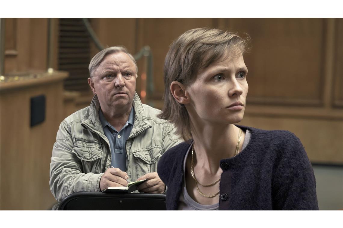 Berauschter Boerne geht viral Gerade als Frank Thiel (Axel Prahl, l.) die Studentin Fraya Menke (Meira Durand, r.) befragen will, werden sie plötzlich unterbrochen.