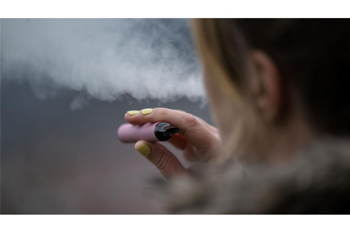 Gerade bei jungen Menschen sind E-Zigaretten beliebt.