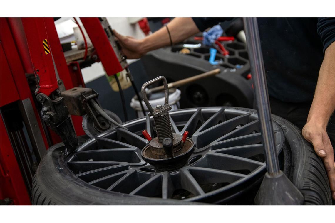 IG Metall startet Warnstreiks in Kfz-Werkstätten Gerade zu Ostern lassen viele Autobesitzer neue Reifen aufziehen.