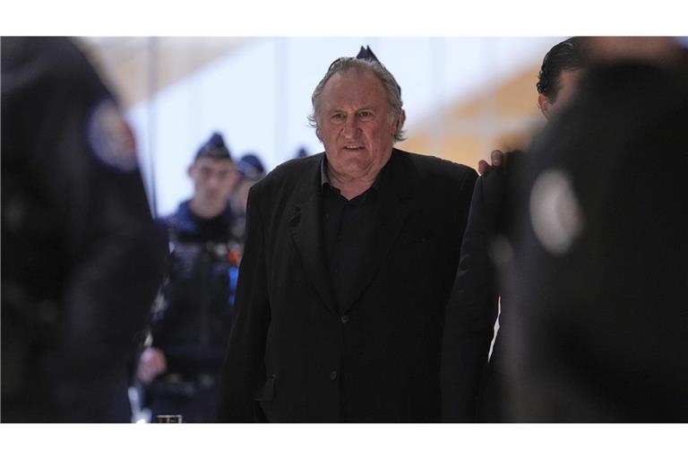 Gérard Depardieu muss sich erneut vor Gericht verantworten.