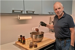 Gerd Ihle stellt sein „Spicy Chili Crisp“ her, das jüngst prämierte Chiliöl, das auch einer seiner Verkaufsschlager ist. Archivfoto: Jörg Fiedler
