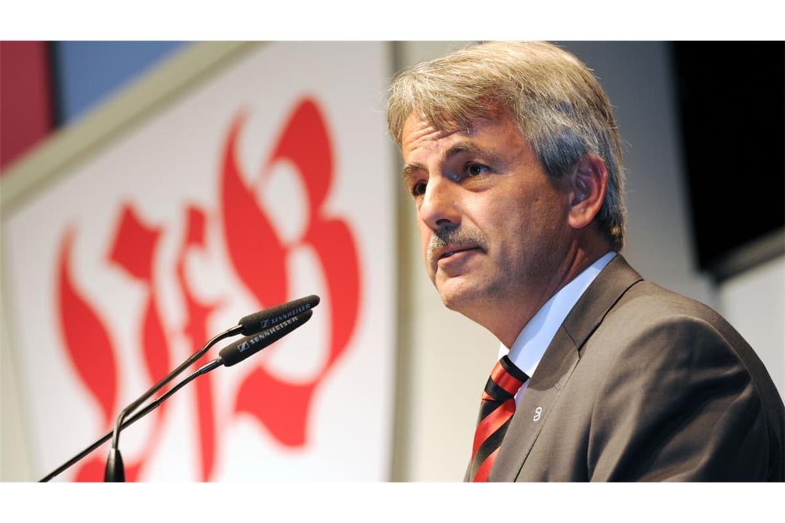 Gerd Mäuser, der von 2011 bis 2013 Präsident beim VfB war, hatte es mit seiner besonderen Art nie leicht. Kritiker warfen ihm vor, er sei ein Sturkopf und vergraule Sponsoren, Befürworter legten ihm das als positive Direktheit aus. Leider wurden letztere in seiner zweijährigen Amtszeit immer weniger, sodass er 2013 aufgrund des steigenden Drucks auf die Vereinsführung zurücktrat.